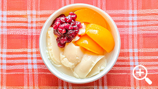 スプーンですくって盛り付け、甘酒(仕上げ用)をかけ、ゆであずき、黄桃を盛り付けた