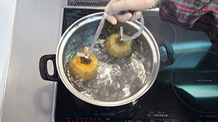 カビを生えにくくする為、柿を熱湯に5秒間つけて取り出す