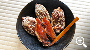 濃厚な甘みとねっとり食感のころ柿を半分にカットした写真