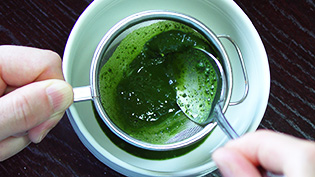 ダマをスプーンでつぶしながら茶漉しを通している