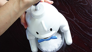 かき氷機で氷をすっている