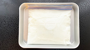 砂糖を溶かした牛乳(100ml)と残りの牛乳(300ml)をフリーザーバッグに入れている