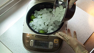 炊飯器に梅と砂糖を入れる