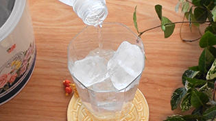 梅ジュースの飲み方:冷水や牛乳や炭酸で4〜5倍に割って飲む