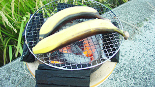 バナナを皮付きのまま網に置き、4〜5分焼いている
