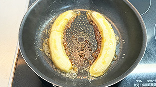 ラム酒を加え、フライパンをゆすりながら全体に絡めている