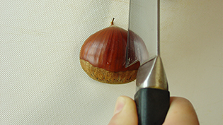 破裂しないように包丁で鬼皮に切り込みを入れる