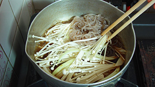 玉葱、えのき茸、こんにゃくを入れて煮ている