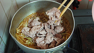 玉葱がしんなりしたので牛肉を加えて煮ている