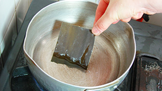 鍋に水と昆布を入れ、中火にかけている
