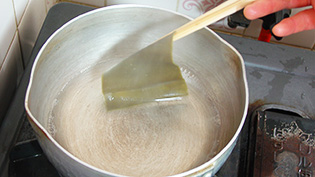 沸騰直前に昆布を取り出している
