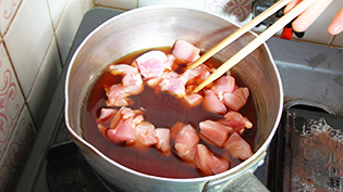 粗熱がとれたら5分間鶏肉を漬け込み、味を染み込ませている