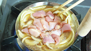 鶏肉を入れ、ひっくり返しながら1分間煮ている