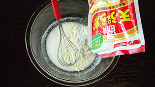 天ぷら粉とだしの素を加えている