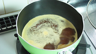 【照り焼きソース】の材料を鍋に入れて火にかけ、弱火で5分煮ているところ