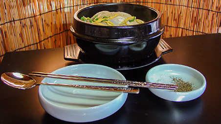 サムゲタンが完成したら、スープも肉も各自で塩胡椒をして食べる