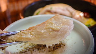 小皿に塩と黒胡椒を盛り、各自で鶏肉をつけていただく