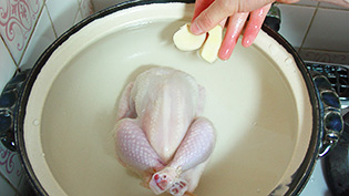 生姜のスライスを入れて強火にかけている