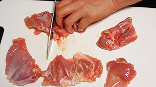 鶏肉を大きめに切っている