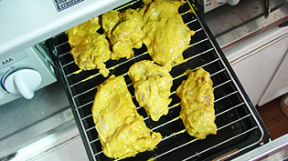漬け汁をぬぐい、水をはった魚焼きグリルで焼いている
