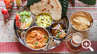 ナンやインドのカレーを乗せたカレープレートランチ