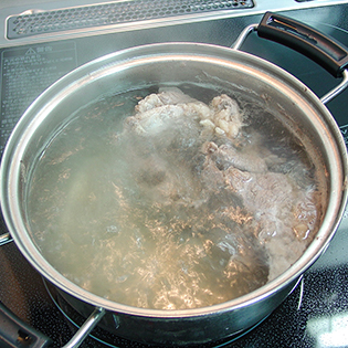 すじ肉の下ゆで