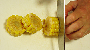 とうもろこしは2〜3cm幅の輪切りにする