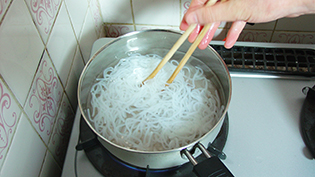 下ゆでした糸こんにゃくは、食べやすい長さに切る