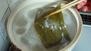 湯が沸騰する直前に昆布を取り出す