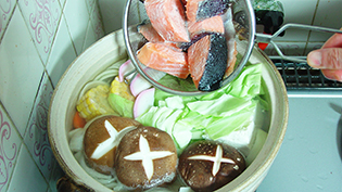 煮立ってきたら鮭、とうもろこし、キャベツ、しいたけ、しらたき、かまぼこ、豆腐を入れる