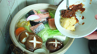 【A】の味噌の調味料を加えて煮る