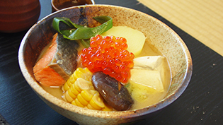 汁ごと器にとり、好みで粉山椒を振ったりイクラをのせる