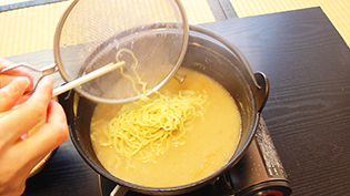 石狩鍋の残りで作るラーメンのレシピ:麺を固めにゆで、石狩鍋の残り汁に入れて一煮立ちさせる