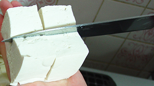 豆腐は大ぶりの四角形に切る