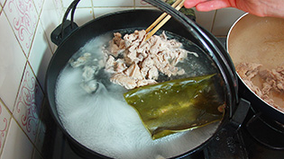 肉の色が変わったら、煮立てた土鍋に移す