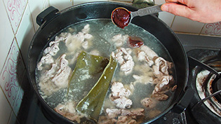 【B】の調味料を入れている
