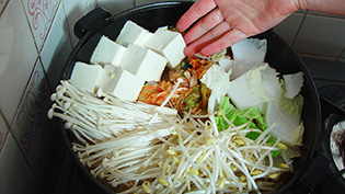 えのき、豆もやし、豆腐などを入れている