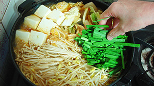 白菜の葉の部分やニラ、最後にねぎを入れる