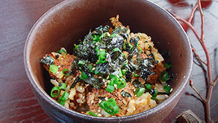 お茶碗によそってごま、ねぎ、もみ海苔をかける