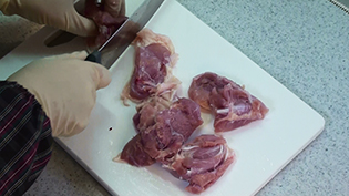 博多の水炊きレシピ:鶏もも肉をぶつ切りにする