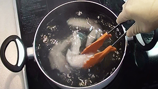 肉を熱湯でゆでて霜降りをする