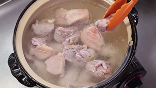 もも肉を加え、ふたをして30分煮る