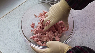 水炊きのつくねの作り方:塩胡椒して鶏ミンチだけでよく練る