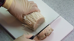 きのこは石突きを取って、食べやすくほぐす