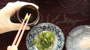 博多水炊きスープの飲み方:湯呑みに塩とねぎを入れる