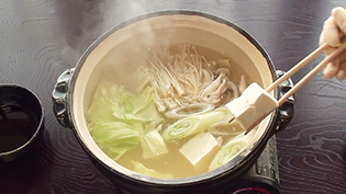 野菜や豆腐を煮る