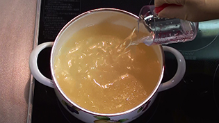 味がくどいので水を足す