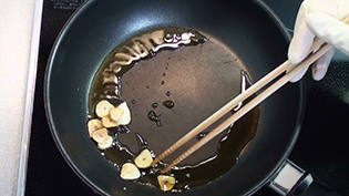火にかけて弱火で炒めガーリック油を作る