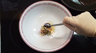 できたガーリック油を小さじ1杯ほど丼に入れる