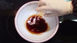 薄口醤油と濃口醤油を、各大さじ1杯丼に入れる